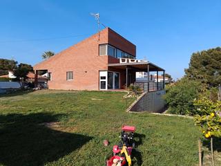 Chalet  Carrer de les heures 14. Gran casa de 260m en cunit, a pie de todo, con jardín de 500m.