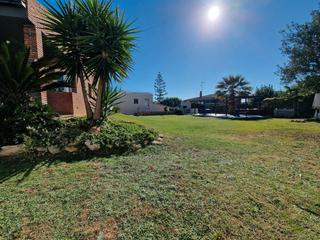 Chalet à Carrer de les heures 14. Gran casa de 260m en cunit, a pie de todo, con jardín de 500m.