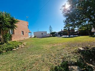 Chalet in Carrer de les heures 14. Gran casa de 260m en cunit, a pie de todo, con jardín de 500m.