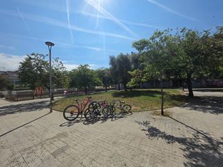 Pis  Plaça agermanament. Piso con 4 dormitorios y 2 baños, perfecto para una familia.