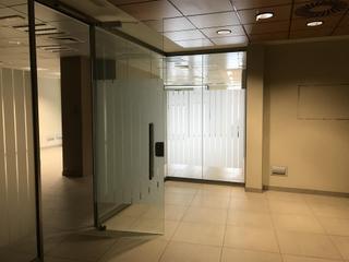 Location Local commercial  De barcelona. Local grande en planta baja