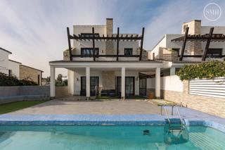 Casa aparellada  Calle el salvador. Preciosa villa pareada con vistas a valle romano golf en venta