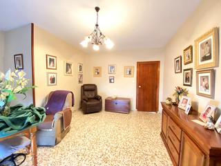 Casa a Alameda. Gran casa en el pueblo de alameda esta disponible