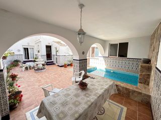 House in Centro. Casa centrica con piscina