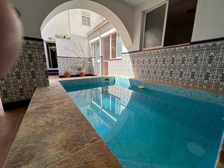 Casa a Centro. Casa centrica con piscina