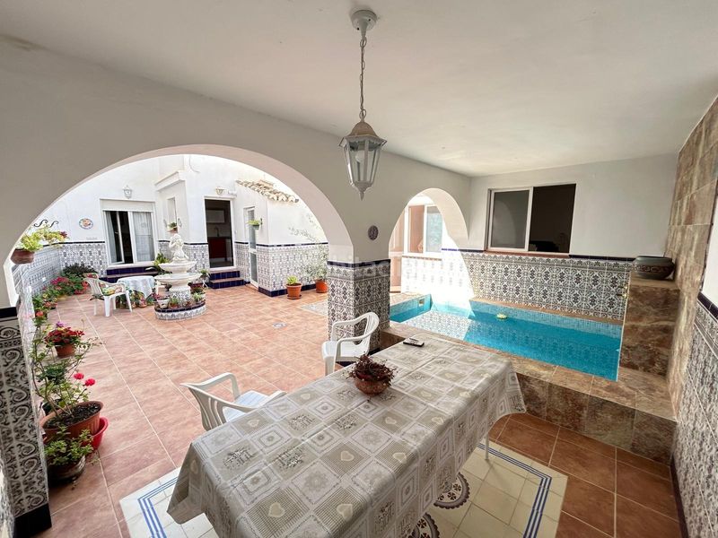 Foto f8f3f87a-f8bd-40f8-b794-23c5bae75e03. Casa amb calefacció piscina a Centro Antequera
