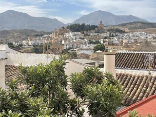 Casa en Cueva de Menga. Casa zona cuesta archidona con amplio patio y terraza con unas b