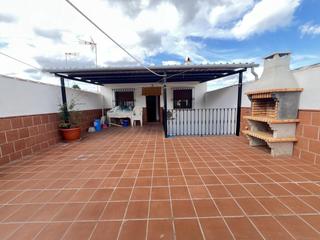 Casa en Casco Histórico. En exclusiva amplia casa con patio terraza y cochera