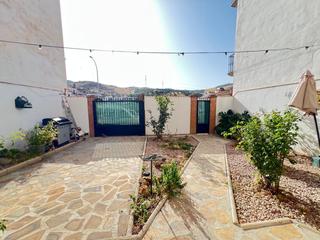 Xalet a Valle de Abdalajís. Amplia casa en valle de abdalajis puede ser tuya