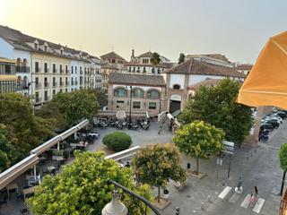 Pis a Cueva de Menga. Piso zona mercado de abastos con garaje puede ser tuyo
