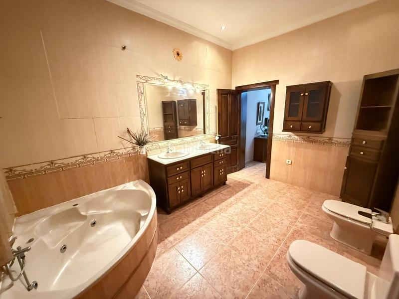 Foto 5b5db5c9-4093-4b49-aa5e-d8b3569c9809. Masia amb aparcament a Alameda