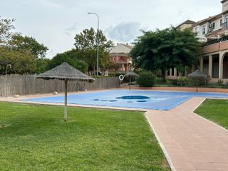 Casa adosada en Fuentemora. Casa adosada en urbanizacion con piscina, jardines y pista de pa
