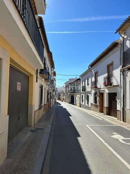 Foto bb4b3174-993a-4e67-83e9-7c00ee38e872. Aparcament cotxe a Cueva de Menga Antequera