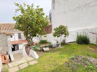 Casa a Archidona. Amplia casa en el centro de archidona sale a la venta