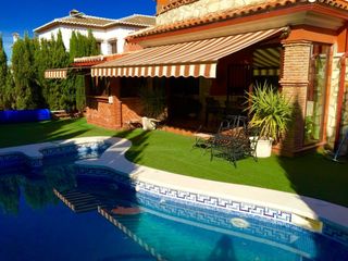 Chalet in Zona de la Vega. Chalet independiente con piscina y amplios espacios en urbanizac