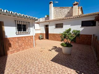 Casa in Zona de la Vega. Amplia casa en los llanos con un gran patio