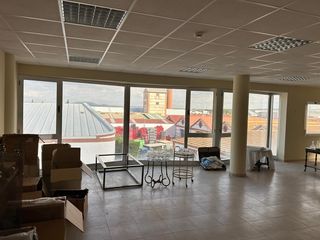 Geschäftsraum in Zona de la Vega. En exclusiva local diafano en segunda planta en el poligono de a