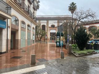Gebäude in Cueva de Menga. Edificio en calle centrica de antequera con local comercial en p