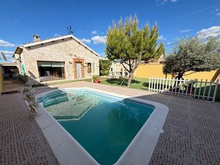 Miete Haus in Alameda. Casa en alquiler con jardín y piscina en alameda