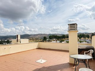 Àtic a Zona de la Vega. Espectacular ático en la quinta, con amplísima terraza