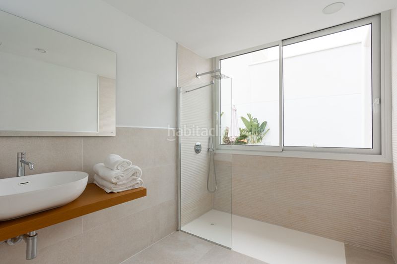 Foto a9f4ca93-8a6f-4a5e-9a0d-e326625f3385. Casa amb aparcament piscina a Valdeolletas - Las Cancelas - Xarblanca Marbella