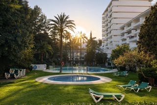 Affitto Piano terra in Puente Romano. Maravilloso apartamento en planta baja sin amueblar, ubicado en
