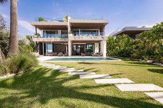 Haus in Nueva Alcántara. Es un privilegio villa en primerísima linea de la playa en marbe