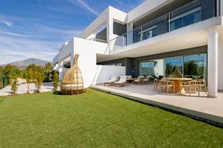 Casa aparellada a Alta vista-alta vista 39. Moderna casa de obra nueva con vistas panorámicas al mar y monta