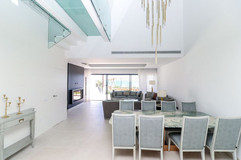 Foto 1bf7a84a-b4de-48a0-b5c7-4f22e2e4b892. Casa adossada amb aparcament piscina a Guadalobón Estepona