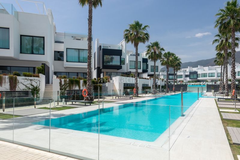 Foto 4a7e8d90-bd5e-4d5a-8e7d-b1d93de6ff8d. Casa adossada amb aparcament piscina a Guadalobón Estepona