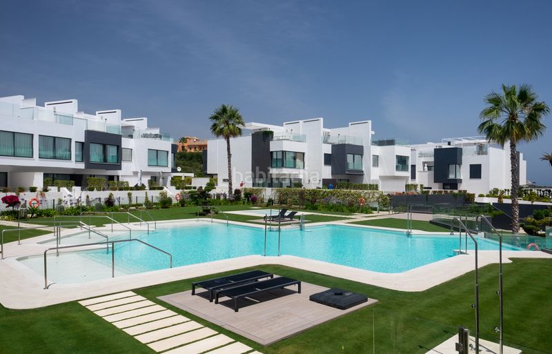 Foto fa6e5934-dcae-448a-8ca3-33df031a17b7. Casa adossada amb aparcament piscina a Guadalobón Estepona