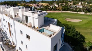 Ático en Guadalmina Alta. Entrega en 2026. precioso ático en primera línea de golf en guad