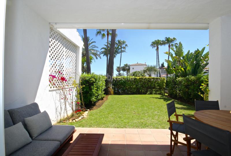 Foto d6e2454a-5a33-48f0-a535-eadd6a7e5e5b. Alquiler casa adosada en albatros-ur bahia marbell 4 adosada en primera linea de la playa en Marbella