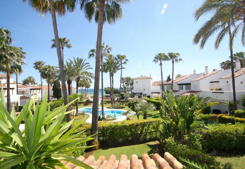 Foto f558afa3-3bf5-4a67-a8bb-18cf06634eee. Alquiler casa adosada en albatros-ur bahia marbell 4 adosada en primera linea de la playa en Marbella