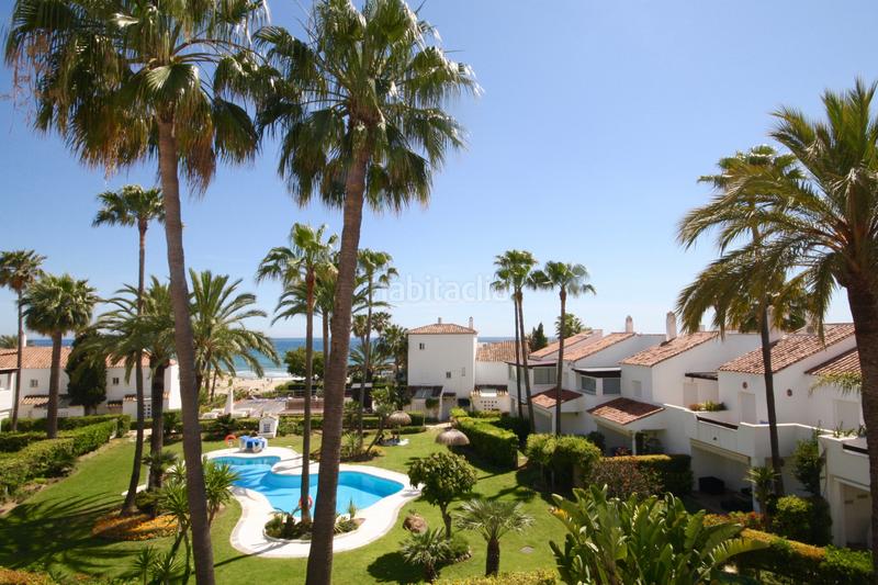 Foto f8b39e64-0ca5-40c6-9e2a-bcdc5aea0434. Alquiler casa adosada en albatros-ur bahia marbell 4 adosada en primera linea de la playa en Marbella