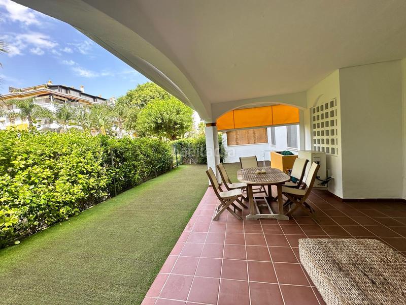 Foto 54409ba1-11cf-4789-9e10-035e9bafa288. Location rez-de-chaussée avec parking piscine dans La Dama de Noche - La Alzambra Marbella