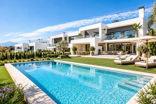 Towny house in San Pedro de Alcántara Pueblo. Elegancia contemporánea, privacidad y máximo confort en una excl