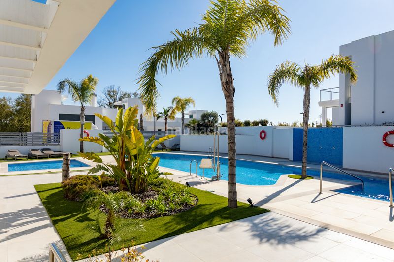 Foto 30a86034-14d8-4431-bafb-93e657b908e2. Casa aparellada amb aparcament piscina a San Pedro de Alcántara Pueblo Marbella