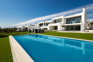 Towny house in Alta vista-alta vista 39. Espectacular casa adosada de esquina en guadalmina alta marbella