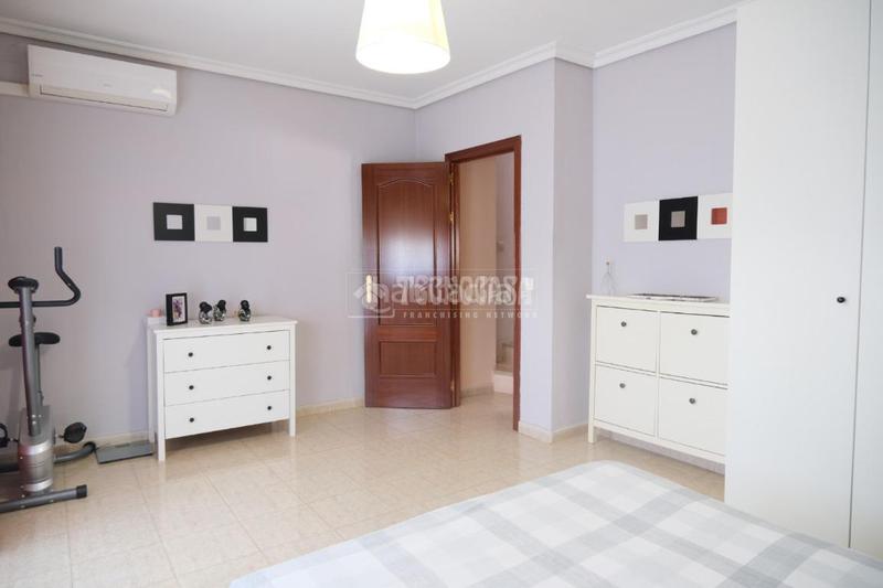 Foto ae7bca36-213d-47c5-9291-b4a00042ccd1. Casa aparellada a El Cerro Sevilla