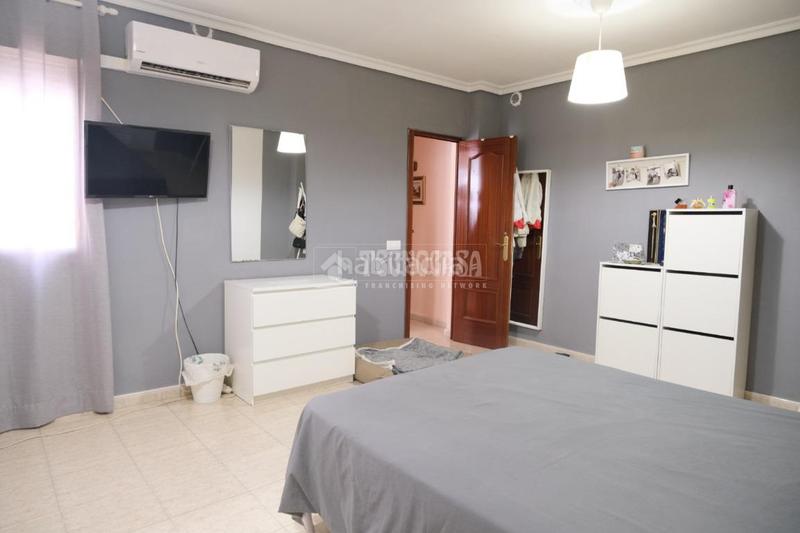 Foto e4352354-3e0d-4c7e-8bba-d3cd7f0e201b. Casa aparellada a El Cerro Sevilla