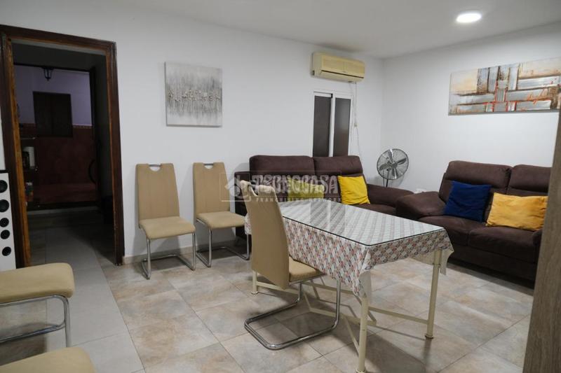 Foto 5be0bfe0-7a6d-49c7-84b7-7a6516c253ce. Casa aparellada a La Plata Sevilla