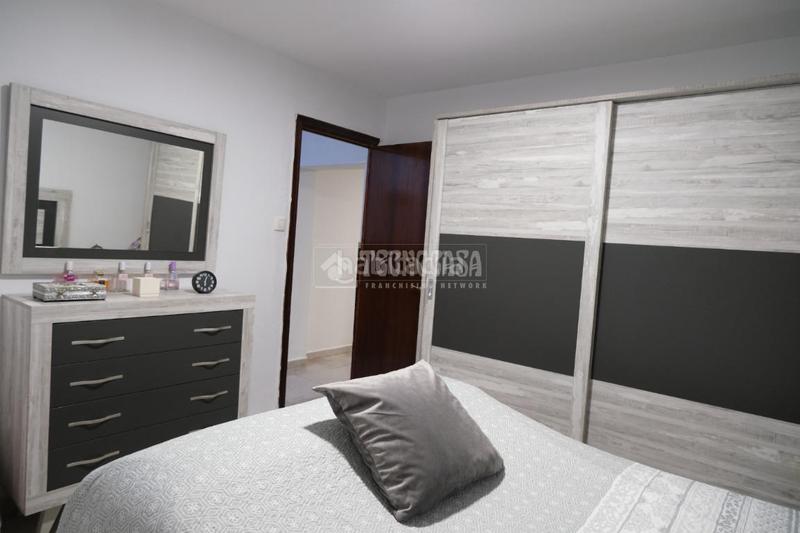 Foto b67b4b5d-6259-4352-ba51-3264747360e4. Casa aparellada a La Plata Sevilla