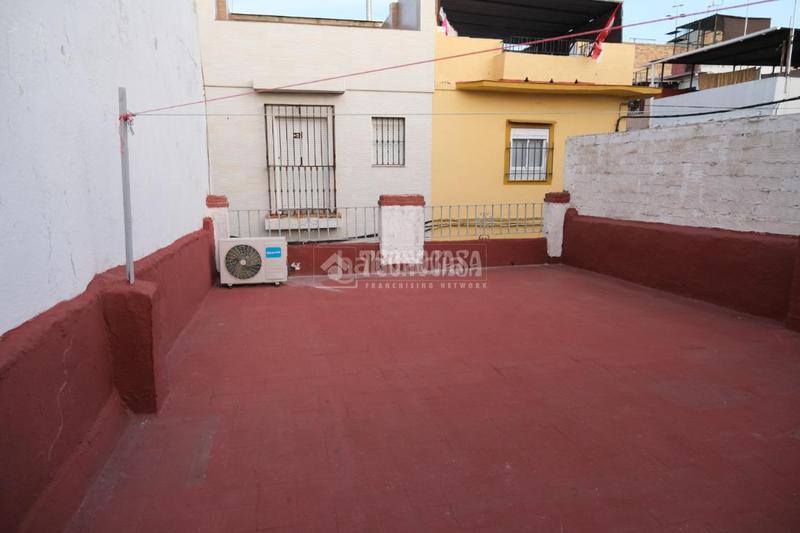 Foto b7bcd21b-53dd-46cc-b574-a2505b662635. Casa aparellada a La Plata Sevilla
