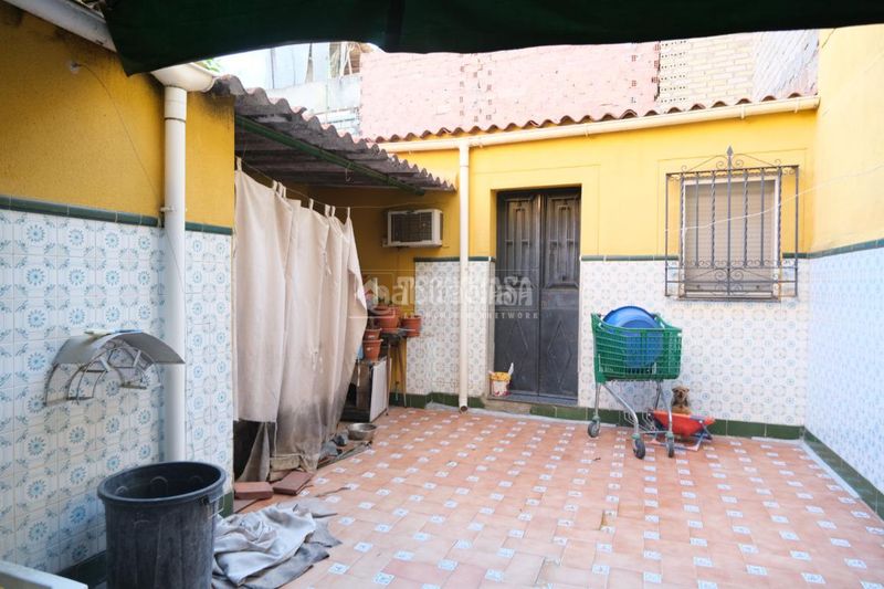 Foto 8bbdbeeb-f293-4d81-8aab-3c0eafd24840. Casa aparellada a La Plata Sevilla