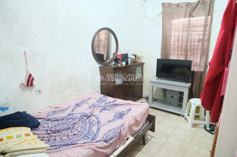 Foto c7d98582-b403-46db-a8ff-0ff90dcb7e72. Casa aparellada a La Plata Sevilla