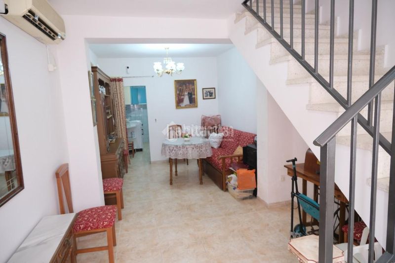 Foto 9c2ff6e0-101e-469f-8847-9c0e1f874f68. Casa aparellada a La Plata Sevilla