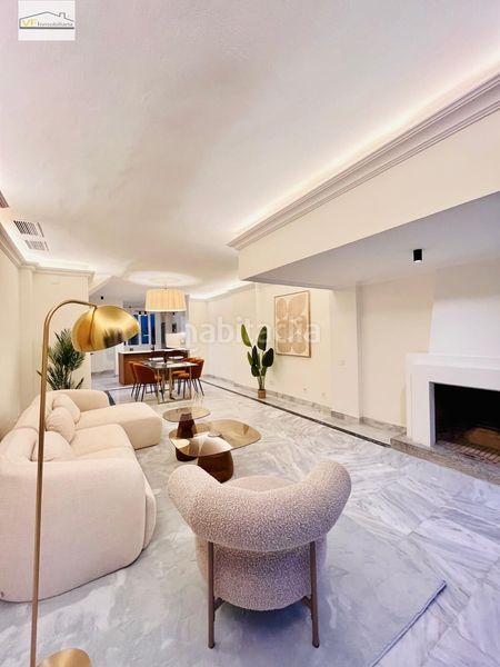 Foto 2c2f1f50-c5d4-4417-9de2-47c5013a3391. Dúplex amb aparcament piscina a Playa de la Fontanilla Marbella