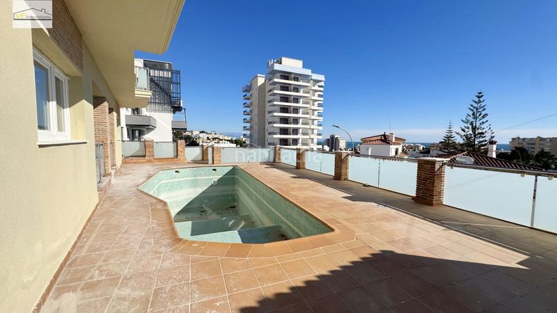 Foto b09a9716-e860-4c95-9185-ee43132ef24c. Dúplex amb aparcament piscina a Montemar Torremolinos