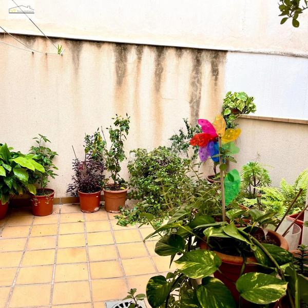 Foto 8ca4ef4b-ffd3-4342-a0d3-fecbd5b17bd8. Piso un rincón único con patio y garaje incluidos! en Málaga